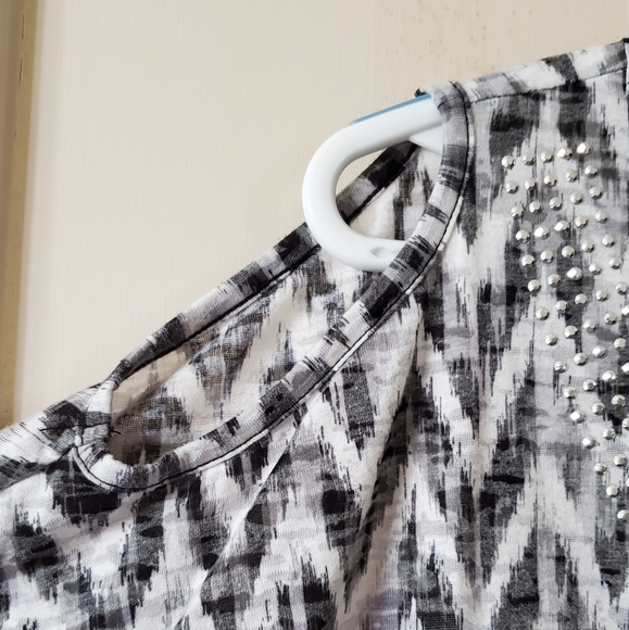 Cold Shoulder Top - Picture 4 of 9